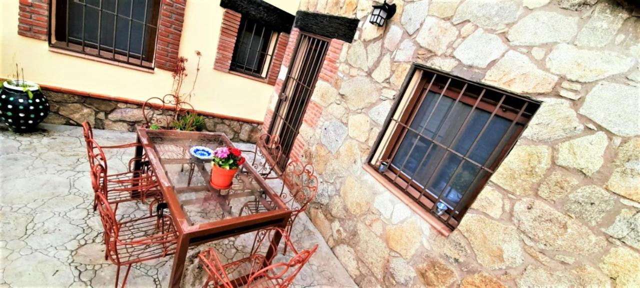 Apartamentos La Rosa Y El Pastor Guijo de Santa Bárbara Kültér fotó